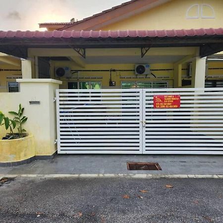 Villa D'Haja 61 Klia Sepang With 3 Airconds & Wifi Banting  Exterior foto