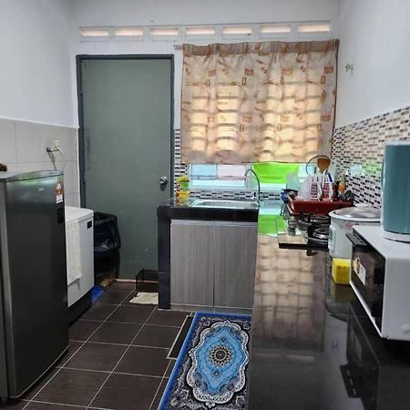 Villa D'Haja 61 Klia Sepang With 3 Airconds & Wifi Banting  Exterior foto
