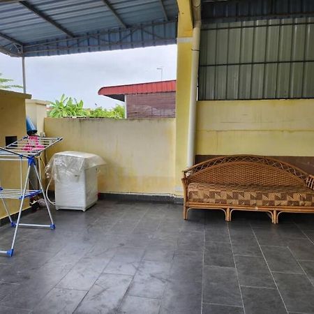Villa D'Haja 61 Klia Sepang With 3 Airconds & Wifi Banting  Exterior foto