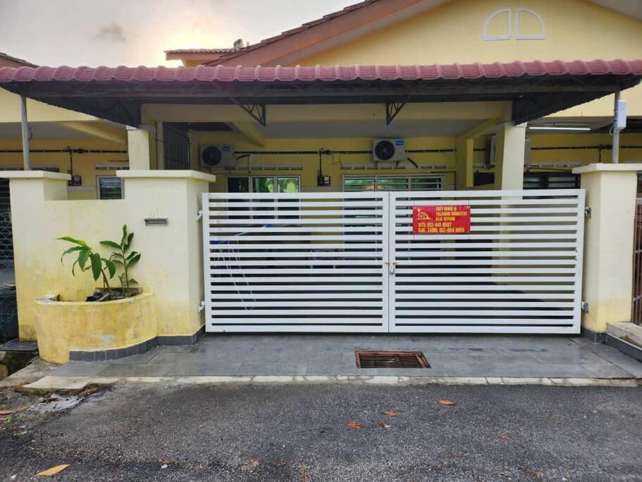 Villa D'Haja 61 Klia Sepang With 3 Airconds & Wifi Banting  Exterior foto