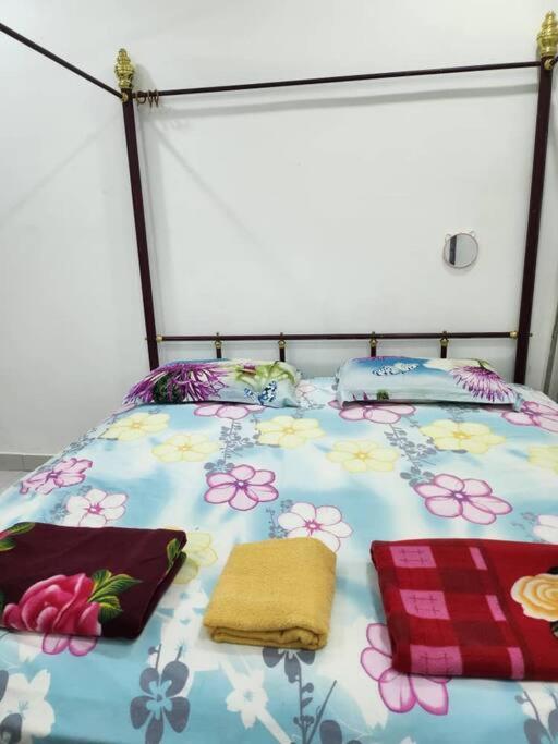 Villa D'Haja 61 Klia Sepang With 3 Airconds & Wifi Banting  Exterior foto