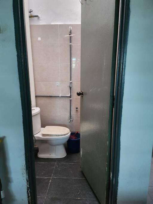 Villa D'Haja 61 Klia Sepang With 3 Airconds & Wifi Banting  Exterior foto