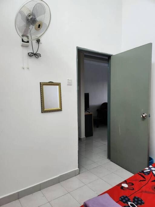 Villa D'Haja 61 Klia Sepang With 3 Airconds & Wifi Banting  Exterior foto