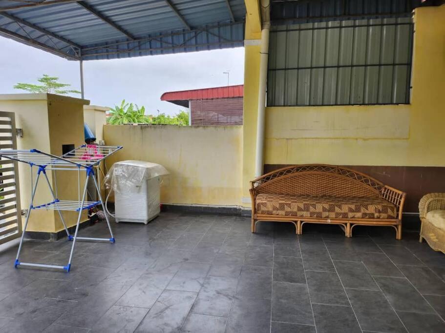 Villa D'Haja 61 Klia Sepang With 3 Airconds & Wifi Banting  Exterior foto