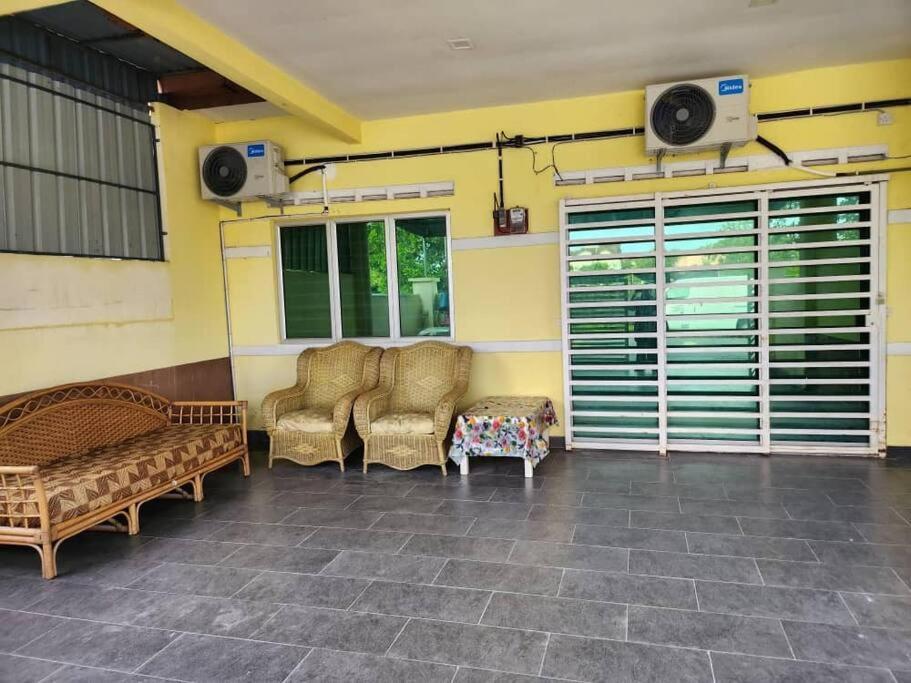 Villa D'Haja 61 Klia Sepang With 3 Airconds & Wifi Banting  Exterior foto